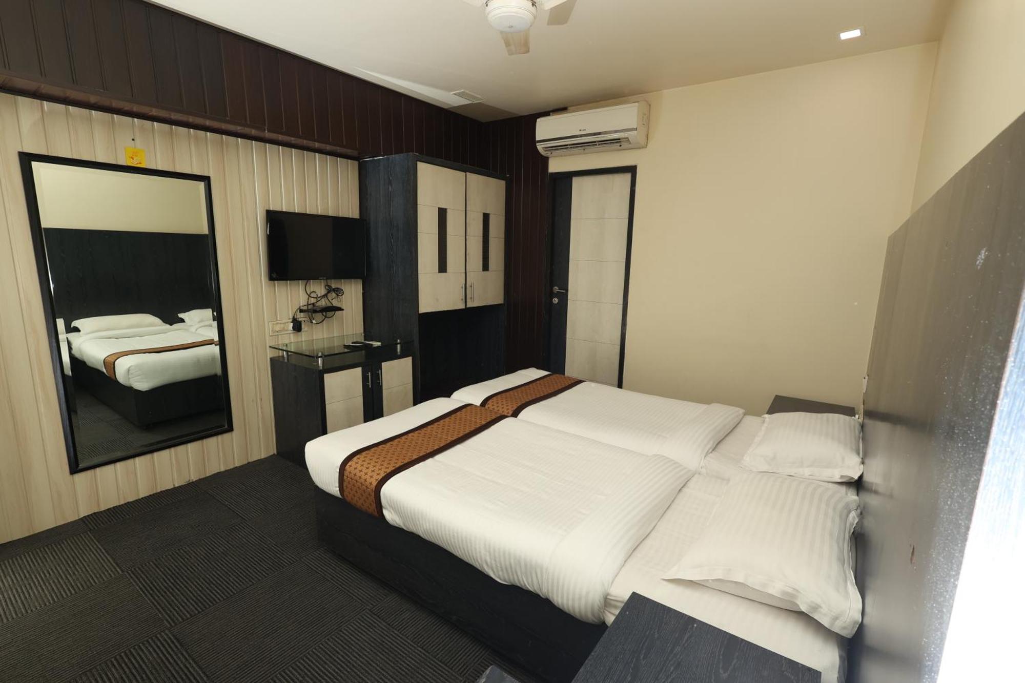 Quaint Suites Hotel & Banquet Mumbai  Buitenkant foto
