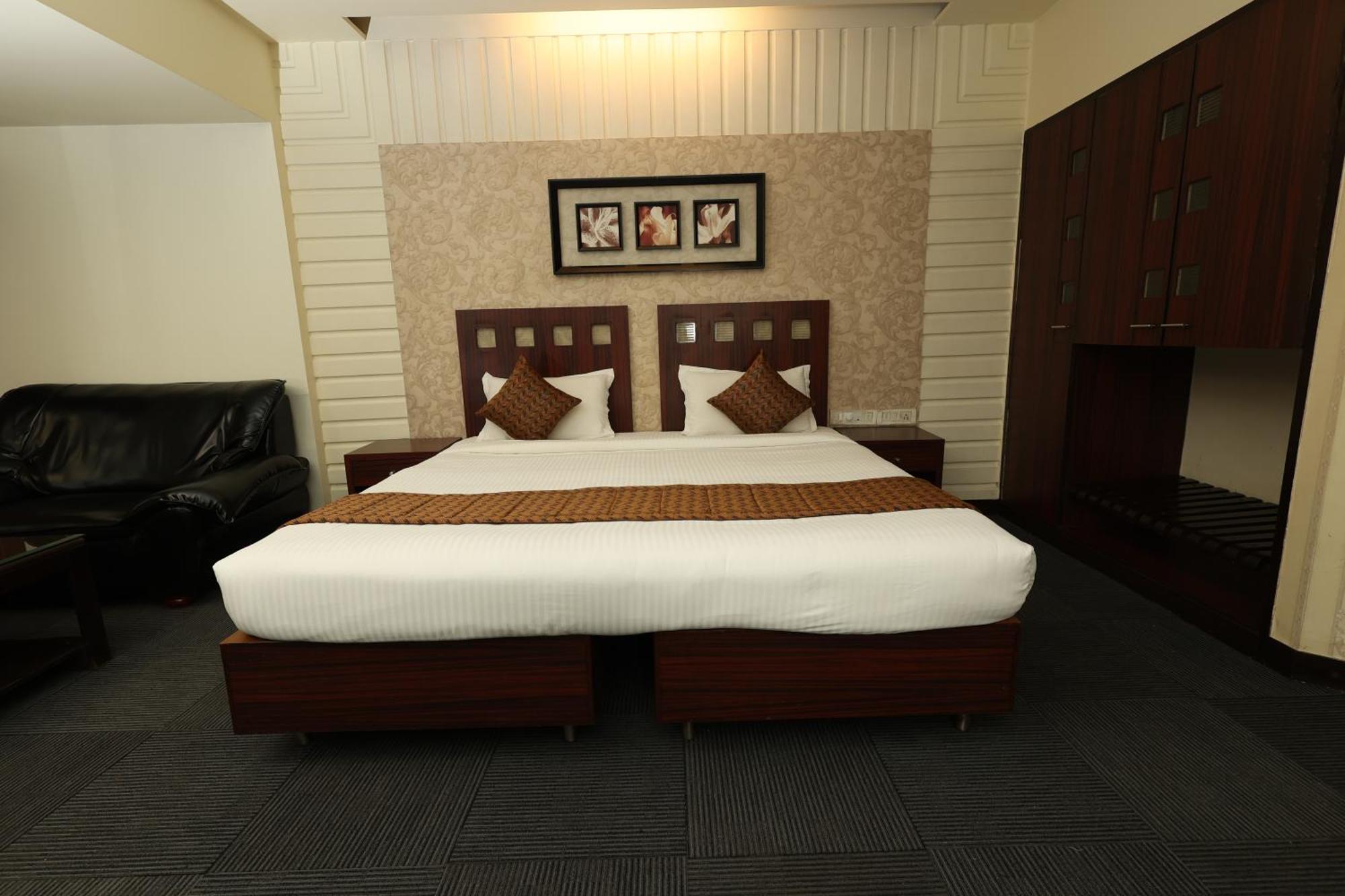 Quaint Suites Hotel & Banquet Mumbai  Buitenkant foto