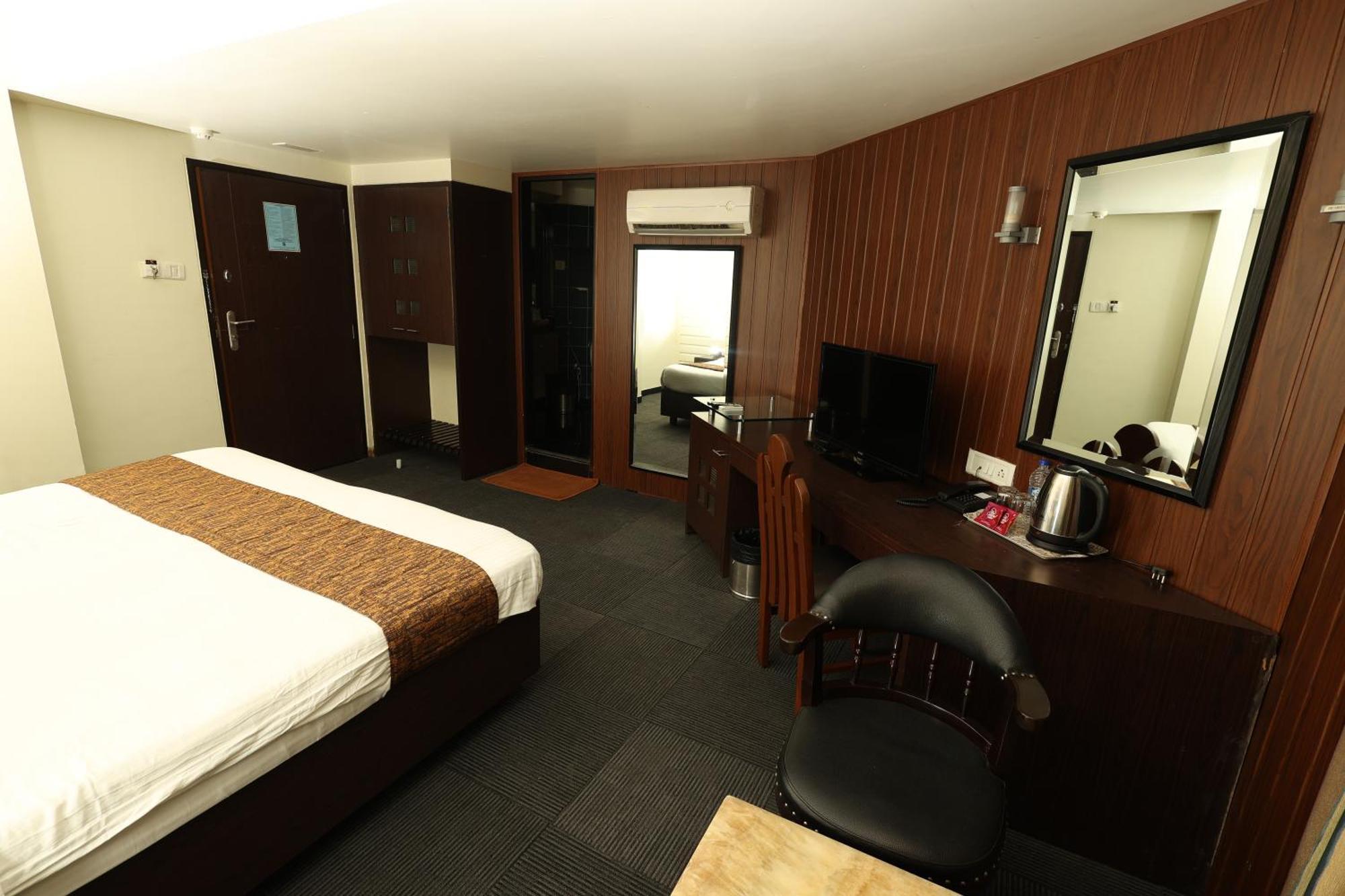 Quaint Suites Hotel & Banquet Mumbai  Buitenkant foto