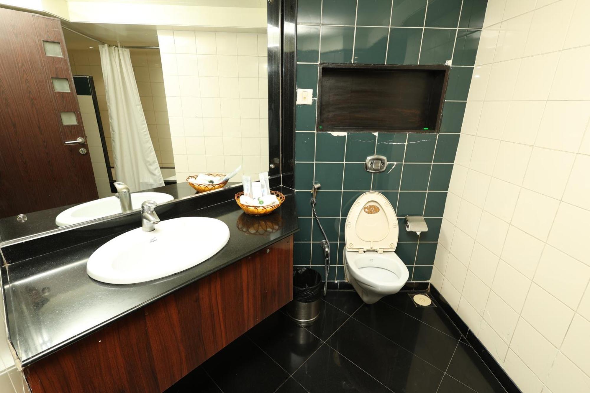 Quaint Suites Hotel & Banquet Mumbai  Buitenkant foto