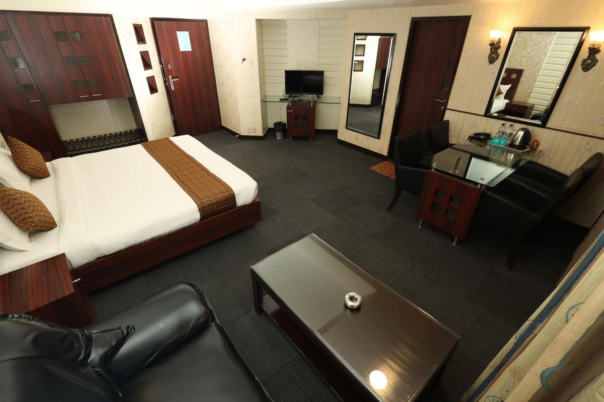 Quaint Suites Hotel & Banquet Mumbai  Buitenkant foto