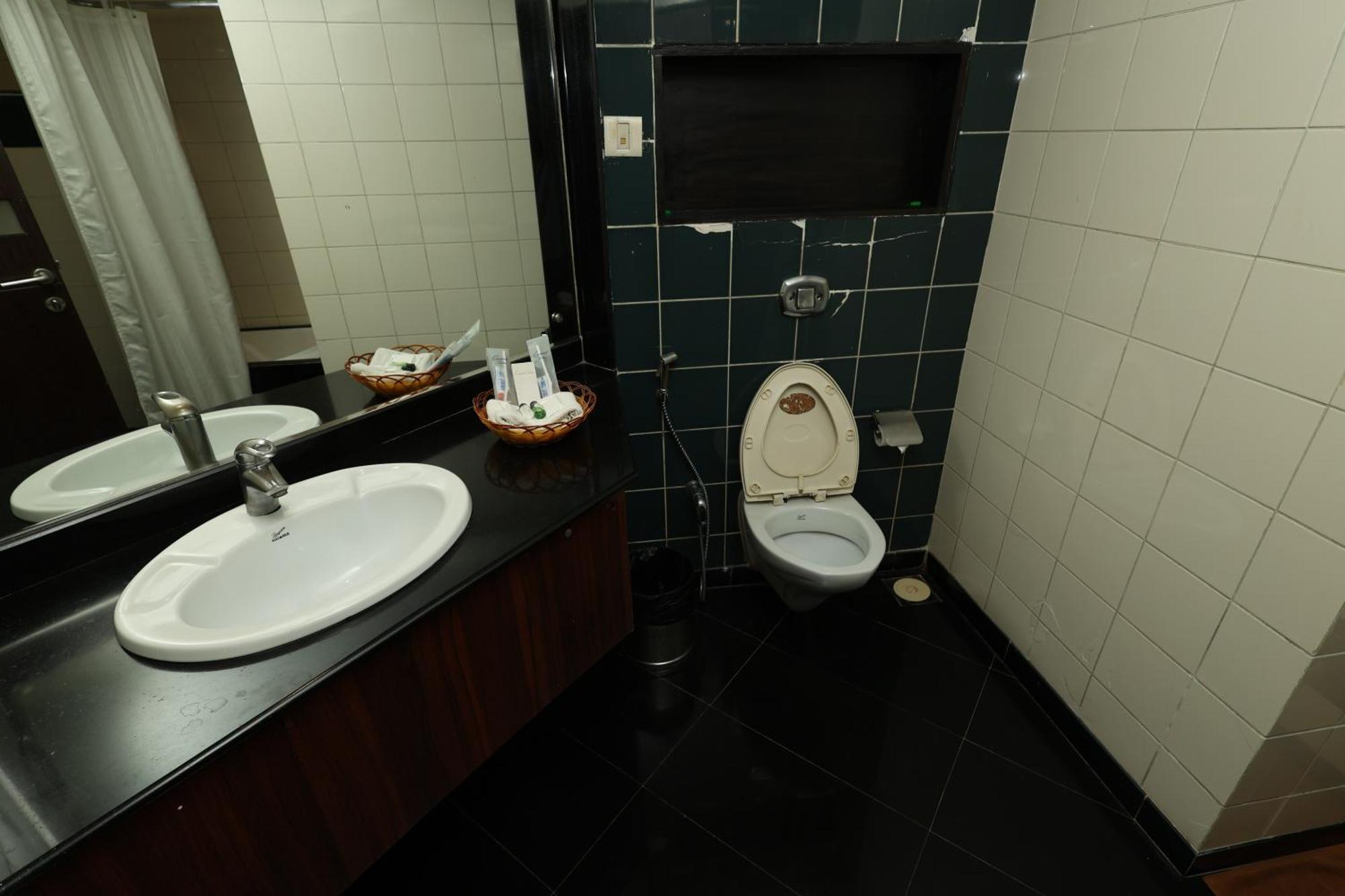 Quaint Suites Hotel & Banquet Mumbai  Buitenkant foto