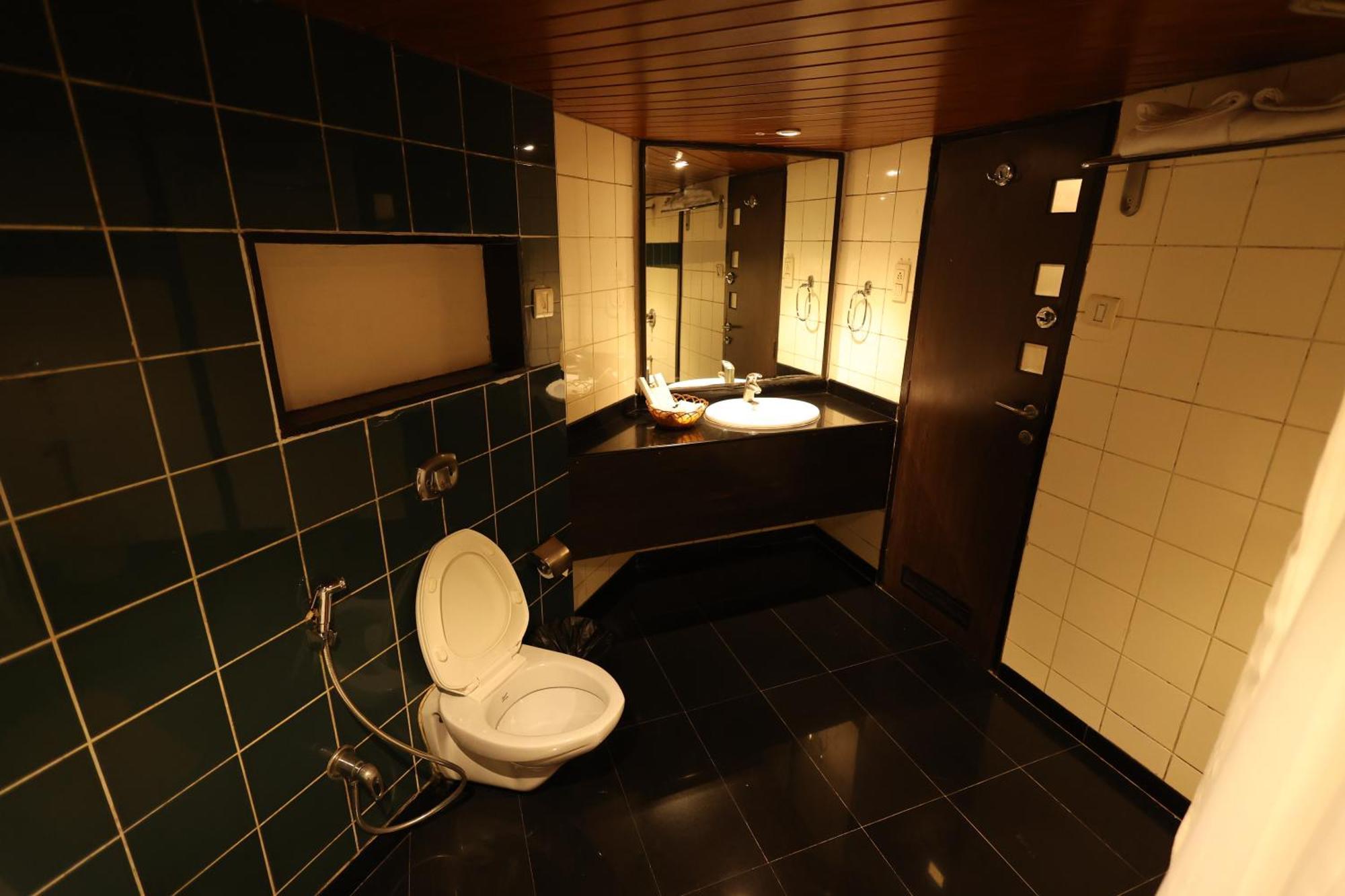 Quaint Suites Hotel & Banquet Mumbai  Buitenkant foto