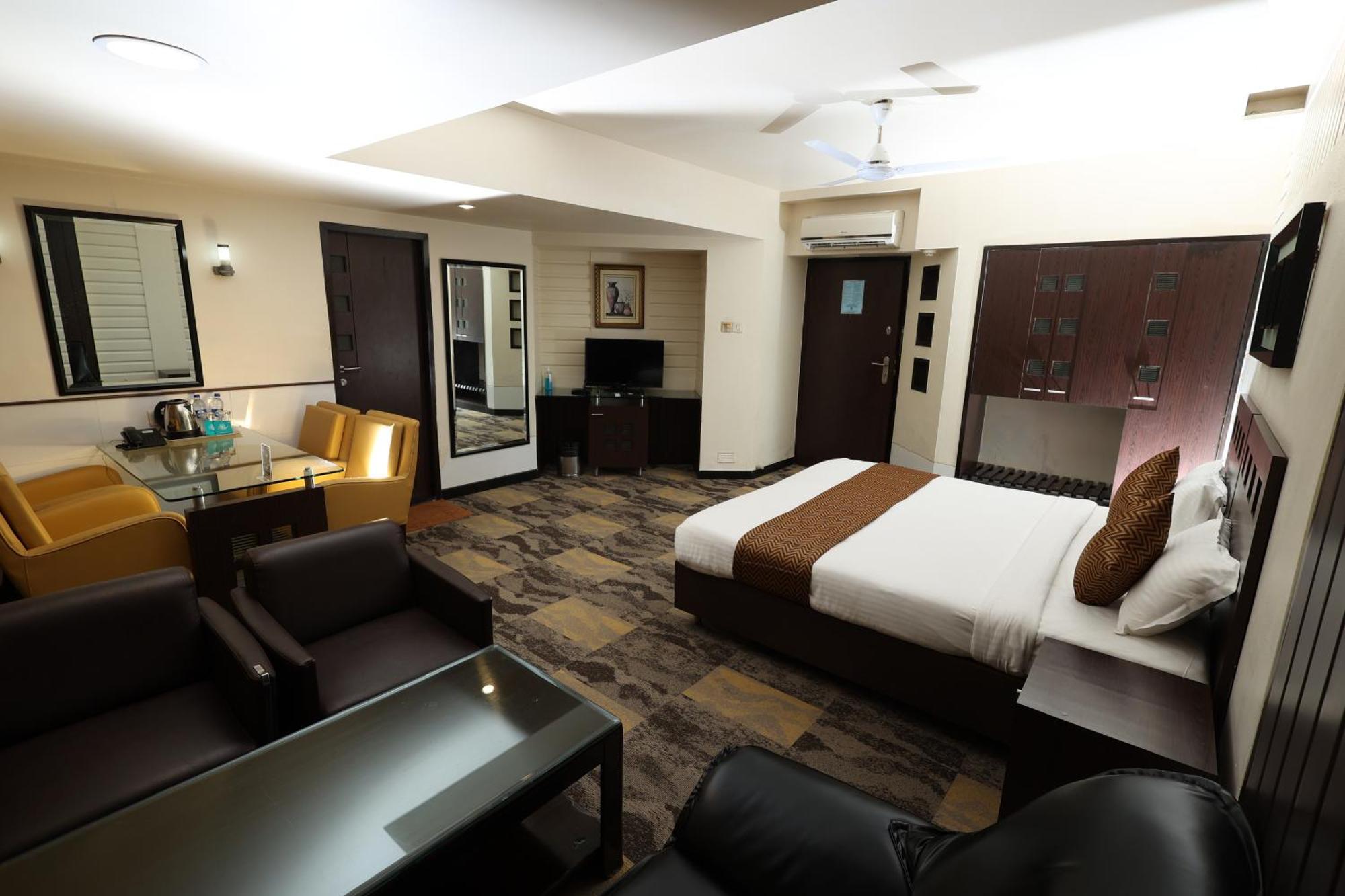 Quaint Suites Hotel & Banquet Mumbai  Buitenkant foto