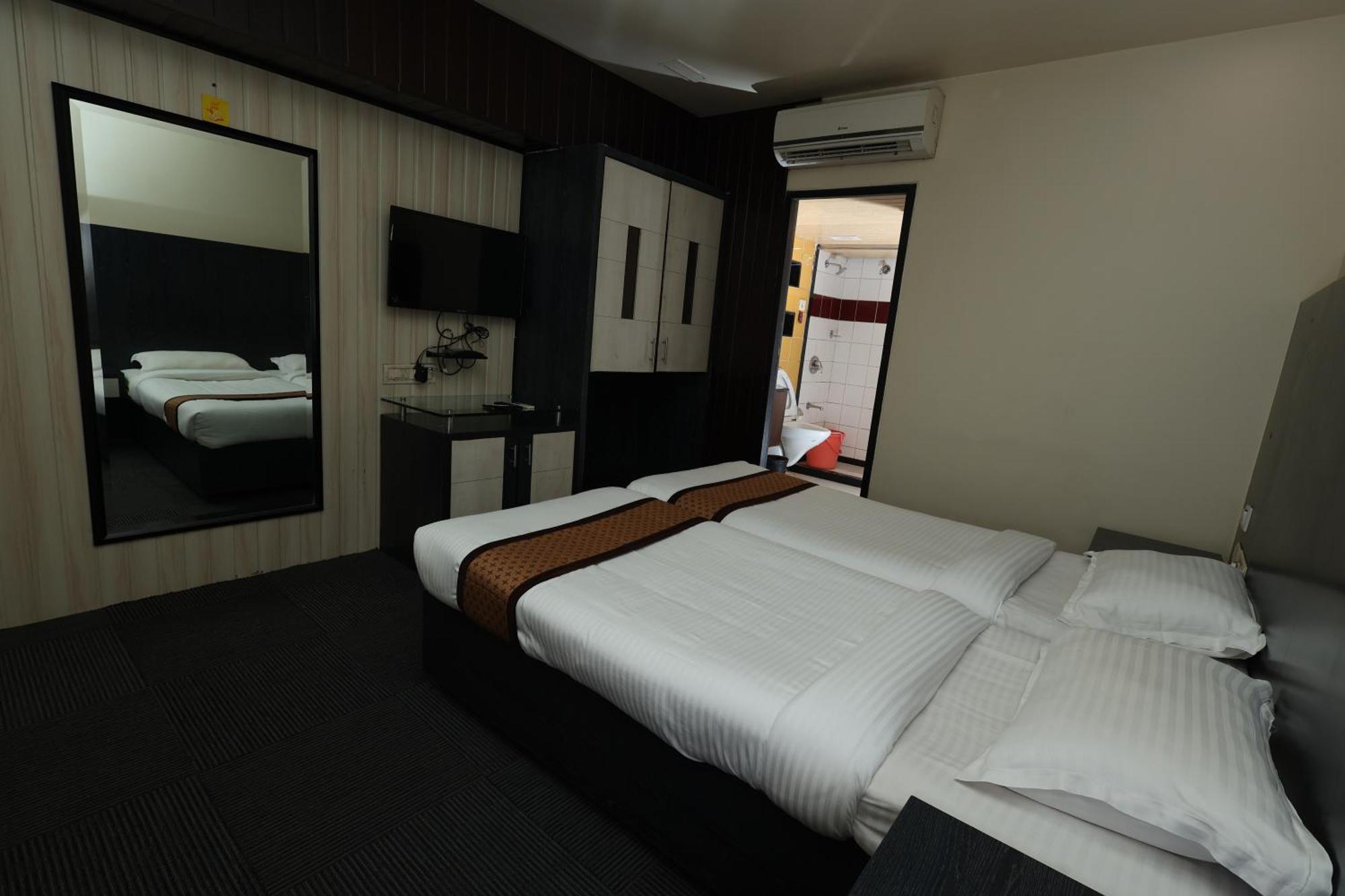 Quaint Suites Hotel & Banquet Mumbai  Buitenkant foto