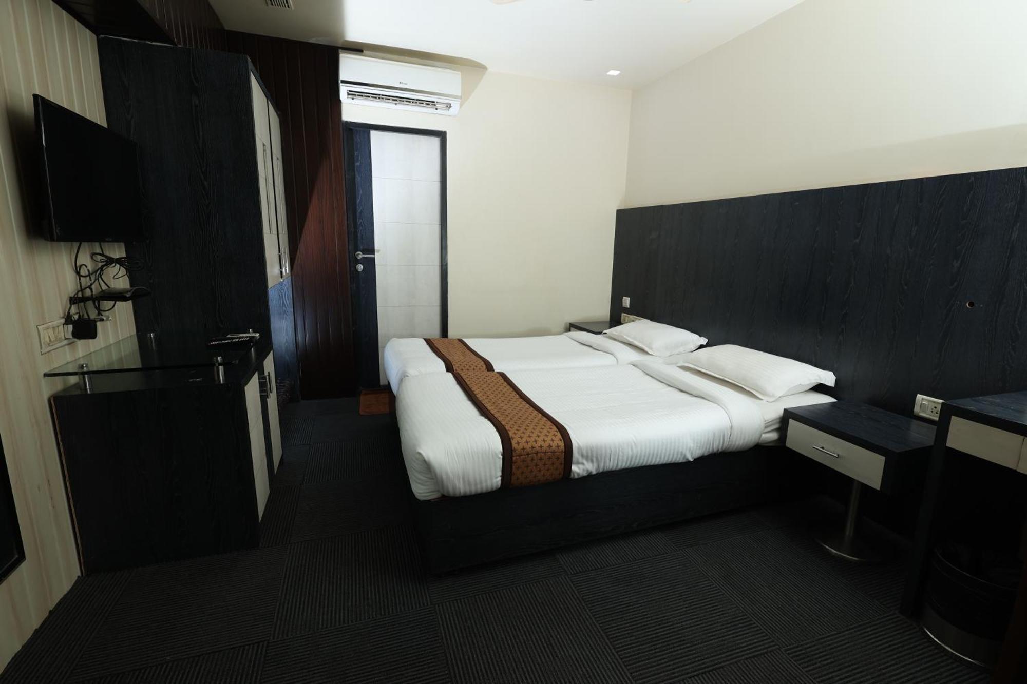 Quaint Suites Hotel & Banquet Mumbai  Buitenkant foto