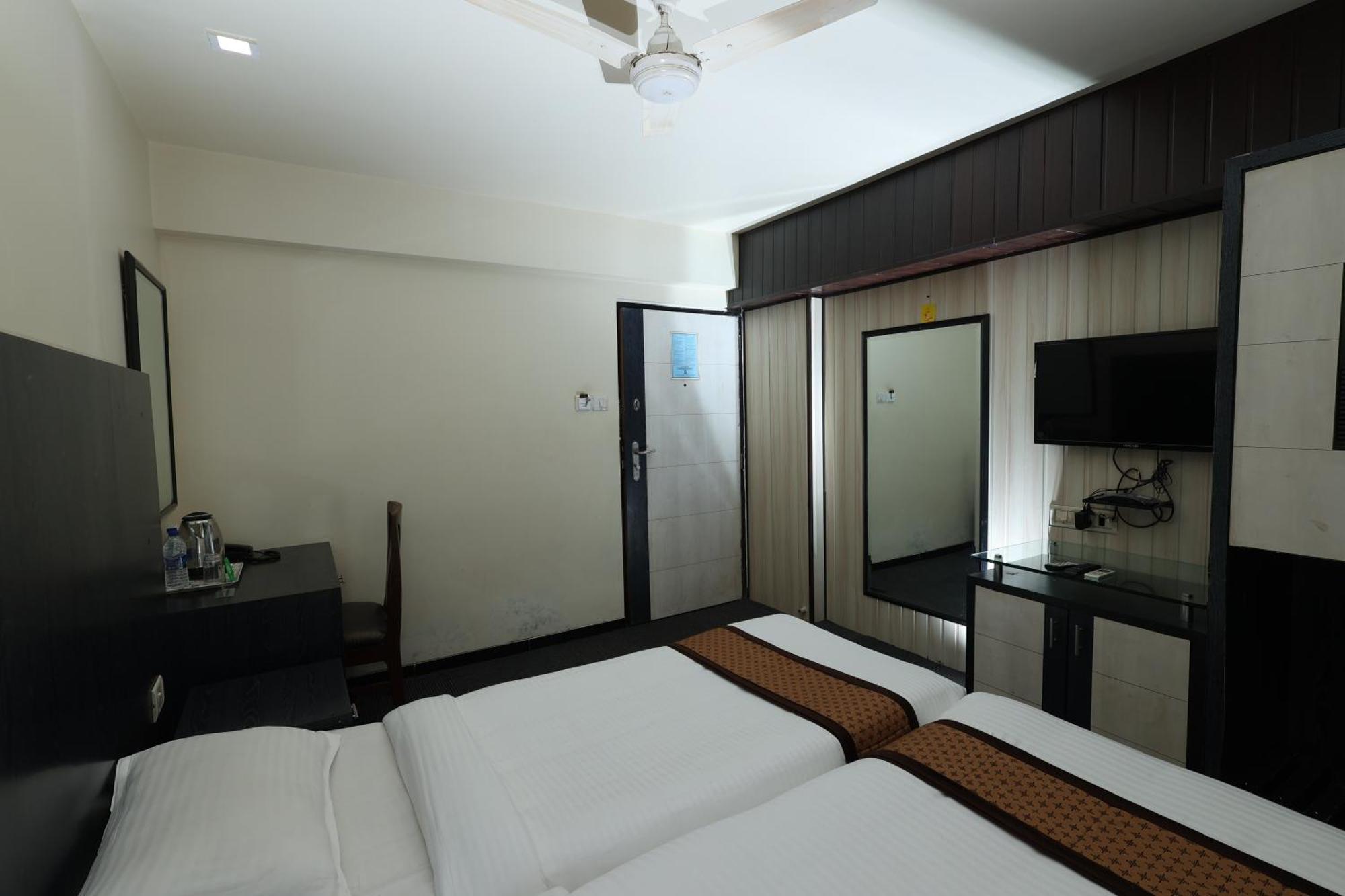 Quaint Suites Hotel & Banquet Mumbai  Buitenkant foto