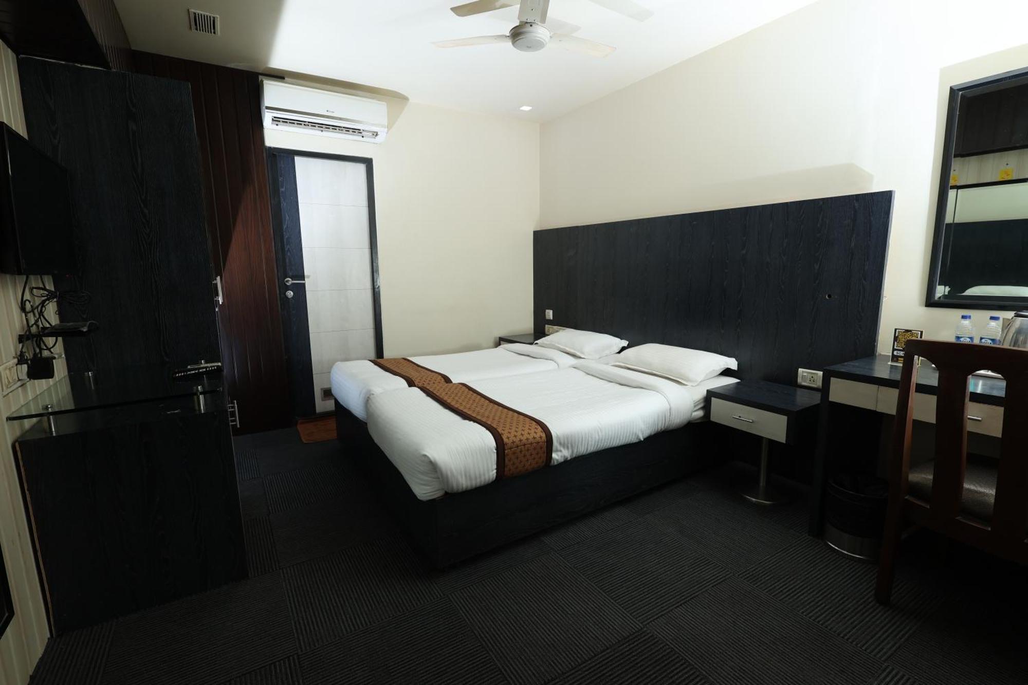Quaint Suites Hotel & Banquet Mumbai  Buitenkant foto