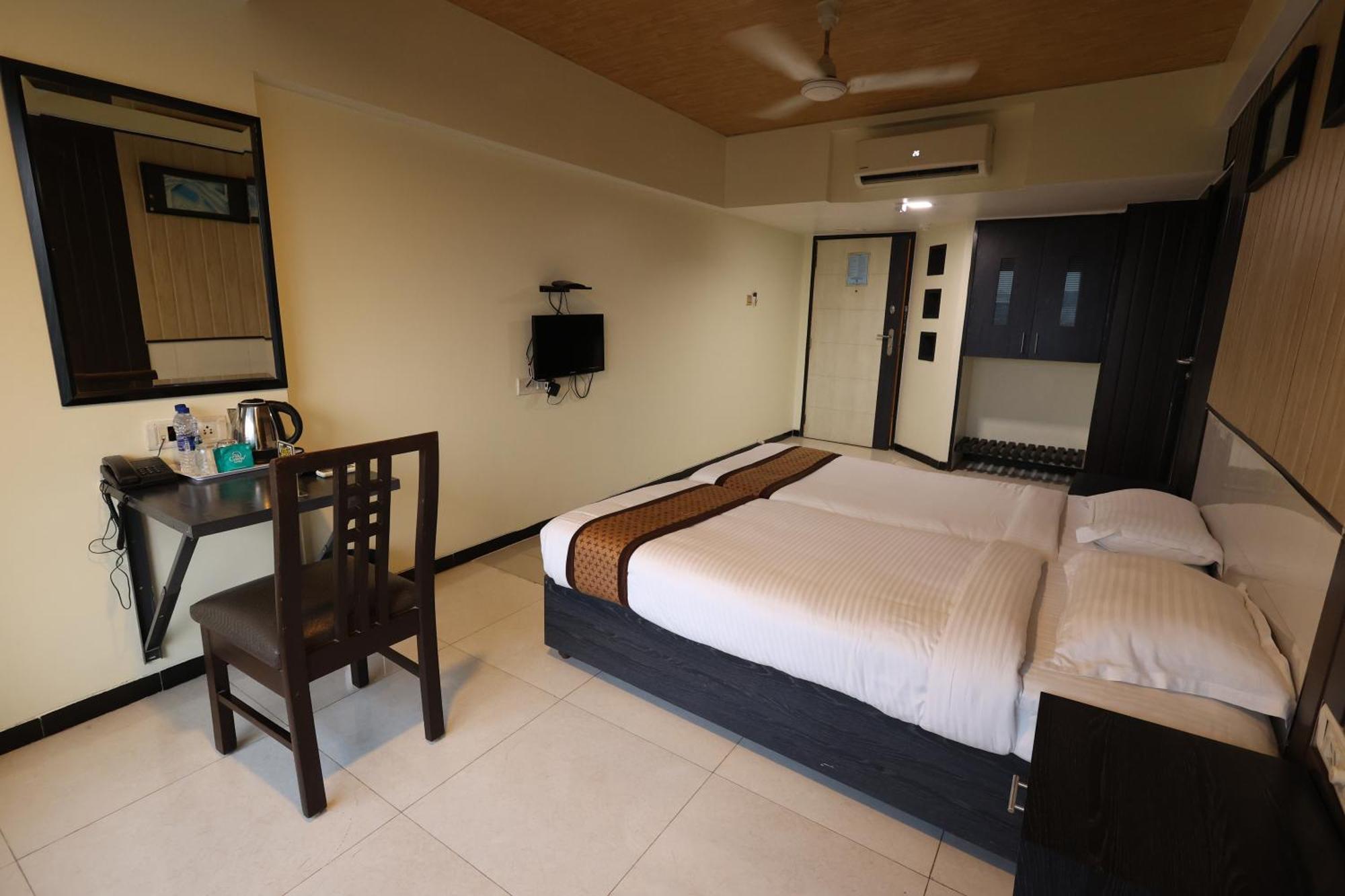 Quaint Suites Hotel & Banquet Mumbai  Buitenkant foto