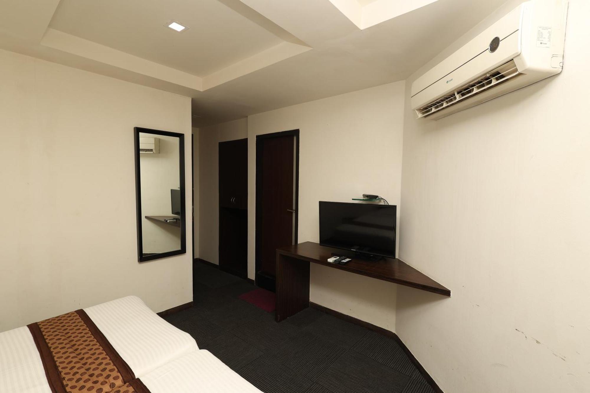 Quaint Suites Hotel & Banquet Mumbai  Buitenkant foto