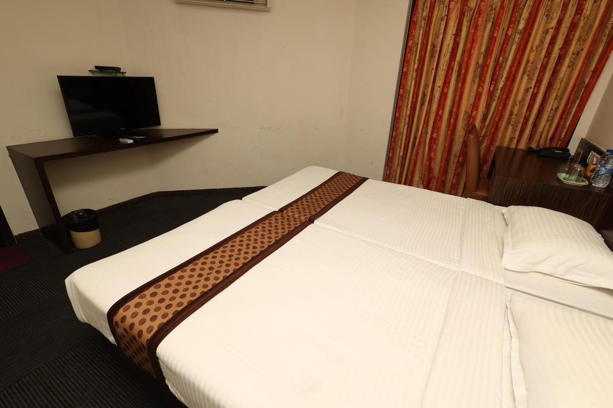 Quaint Suites Hotel & Banquet Mumbai  Buitenkant foto