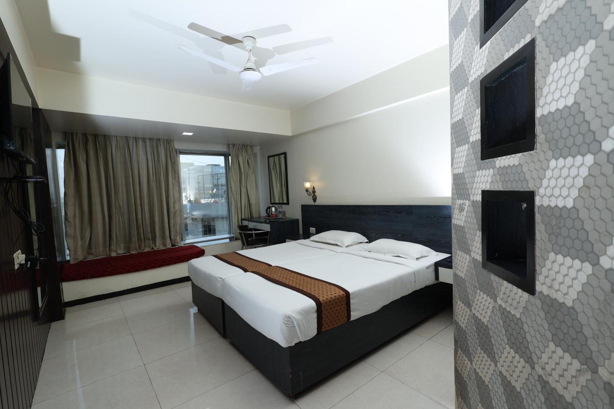 Quaint Suites Hotel & Banquet Mumbai  Buitenkant foto